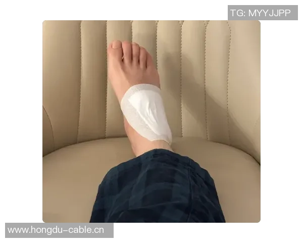 梅尔顿因旧伤复发赛后冰敷右手预计几天后恢复正常状态